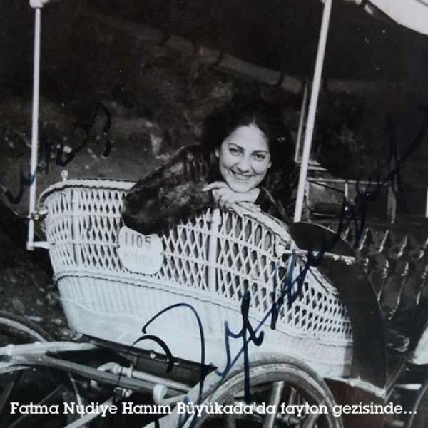 Fatma Nudiye Hanım Büyükada'da fayton gezisinde