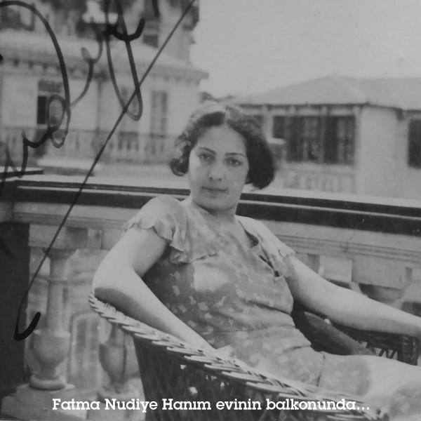 Fatma Nudiye Hanım evinin balkonunda